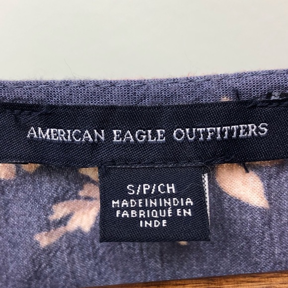 💜American Eagle Purple Floral V-Neck Long Sleeve - Picture 3 of 3